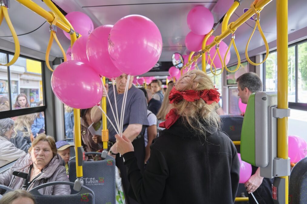 Muzyczny trolejbus woził pasażerów. W środku balony, pasażerowie mogli liczyć na drobne upominki 6 Kolorowy trolejbus z okazji Dnia Dziecka można było spotkać na linii nr 150