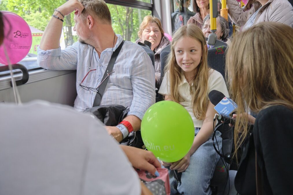 Muzyczny trolejbus woził pasażerów. W środku balony, pasażerowie mogli liczyć na drobne upominki 7 Kolorowy trolejbus z okazji Dnia Dziecka można było spotkać na linii nr 150