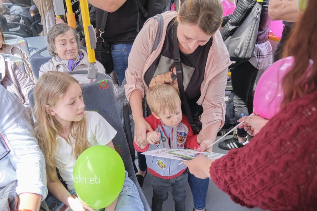 Muzyczny trolejbus woził pasażerów. W środku balony, pasażerowie mogli liczyć na drobne upominki 8 Kolorowy trolejbus z okazji Dnia Dziecka można było spotkać na linii nr 150