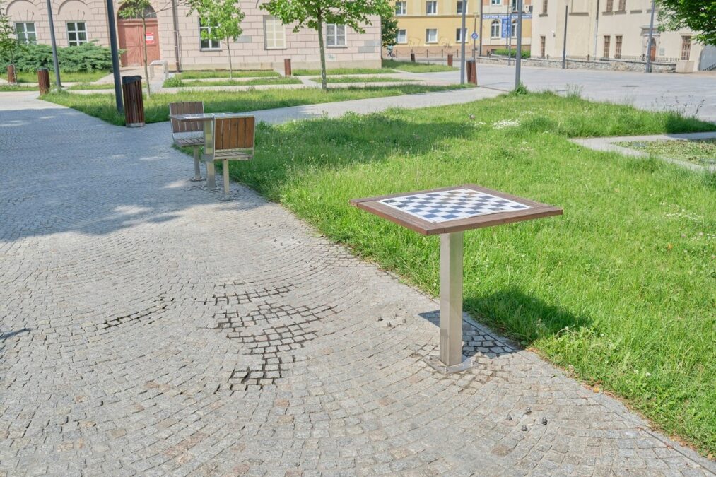 Krzesła i stoliki do gry w szachy padły ofiarą aktu wandalizmu 1 Zniszczone krzesła i stoliki do gry w szachy na placu Litewskim