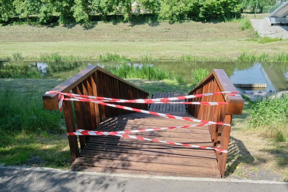 Popularna kładka przy Parku Ludowym chwilowo niedostępna dla pieszych i rowerzystów 2 Zamknięta kładka przy Parku Ludowym