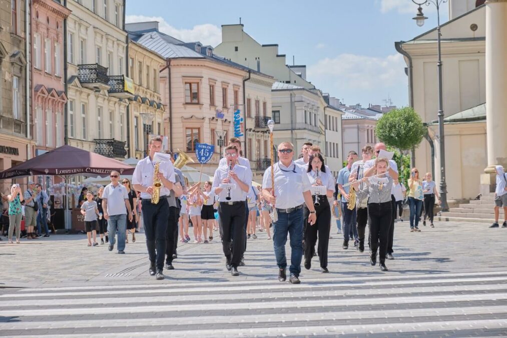 Wspólnie zatańczyli Belgijkę na pl. Litewskim. Były też występy artystyczne dzieci i młodzieży szkolnej 5 Przemarsz uczestników Lubelskiego Dnia Integracji Dzieci i Młodzieży Wielu Kultur na Stare Miasto