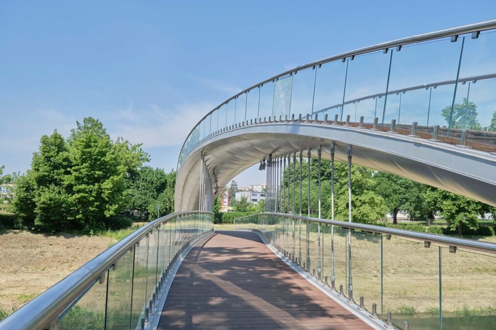Szklana balustrada kładki pieszo-rowerowej została uszkodzona. Nie udało się ustalić wandala 1 Pęknięta szklana płyta balustrady kładki przy Parku Ludowym