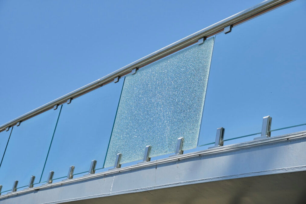 Szklana balustrada kładki pieszo-rowerowej została uszkodzona. Nie udało się ustalić wandala 2 Pęknięta szklana płyta balustrady kładki przy Parku Ludowym