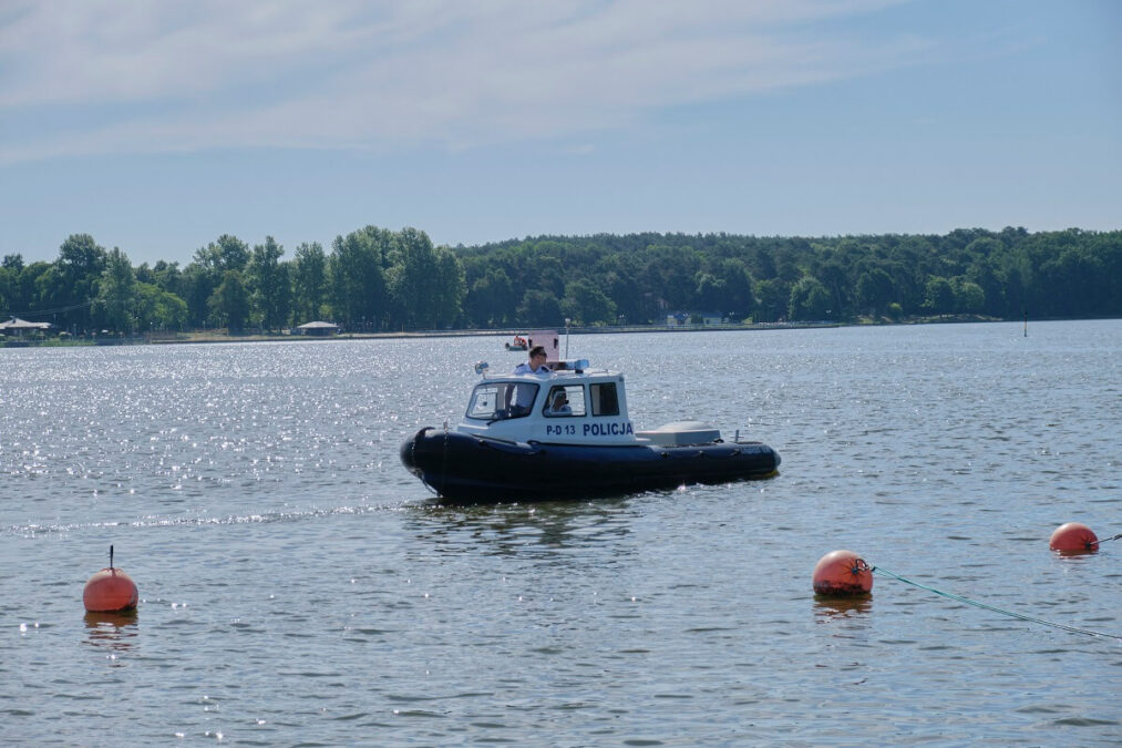 „Bezpieczne Wakacje 2022”. Służby wojewody w gotowości. Wzmożone kontrole na drogach i kąpieliskach 4 Policyjna motorówka na zalewie Zemborzyckim