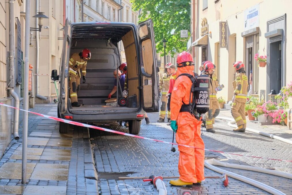 Z przesyłki zaczęło coś wyciekać. Na miejscu interweniują strażacy z grupy chemiczno-ekologicznej 2 Wyciek substancji z paczki na ul. Zielonej