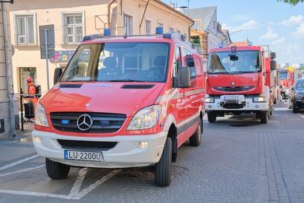 Z przesyłki zaczęło coś wyciekać. Na miejscu interweniują strażacy z grupy chemiczno-ekologicznej 4 Wyciek substancji z paczki na ul. Zielonej