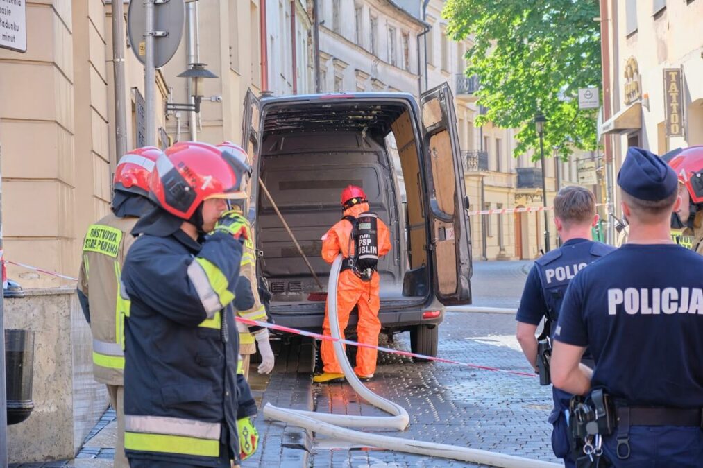 Z przesyłki zaczęło coś wyciekać. Na miejscu interweniują strażacy z grupy chemiczno-ekologicznej 3 Wyciek substancji z paczki na ul. Zielonej