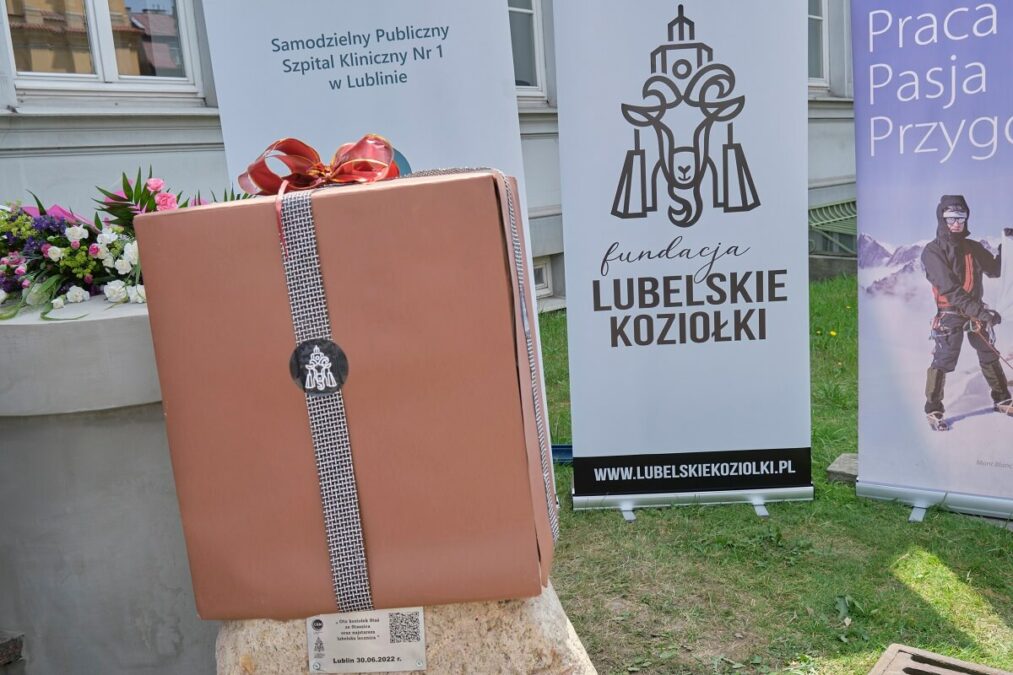 Koziołek Staś jest lekarzem i stanął przy wejściu do najstarszego szpitala w mieście 1 Koziołek Staś przy wejściu do szpitala SPSK nr 1 przy ul. Staszica