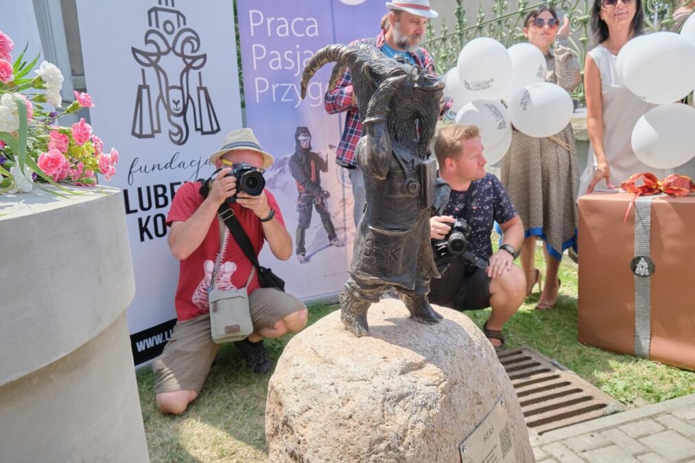 Koziołek Staś jest lekarzem i stanął przy wejściu do najstarszego szpitala w mieście 3 Koziołek Staś przy wejściu do szpitala SPSK nr 1 przy ul. Staszica