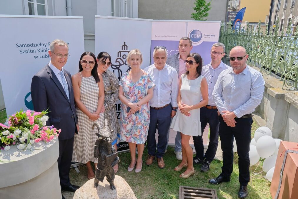 Koziołek Staś jest lekarzem i stanął przy wejściu do najstarszego szpitala w mieście 4 Koziołek Staś przy wejściu do szpitala SPSK nr 1 przy ul. Staszica