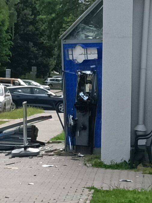 Wybuch w środku nocy. Nieznani sprawcy wysadzili bankomat. Na miejscu pracują policjanci 7 Nocny wybuch bankomatu w Stokrotce przy ul. Tatarakowej w Lublinie