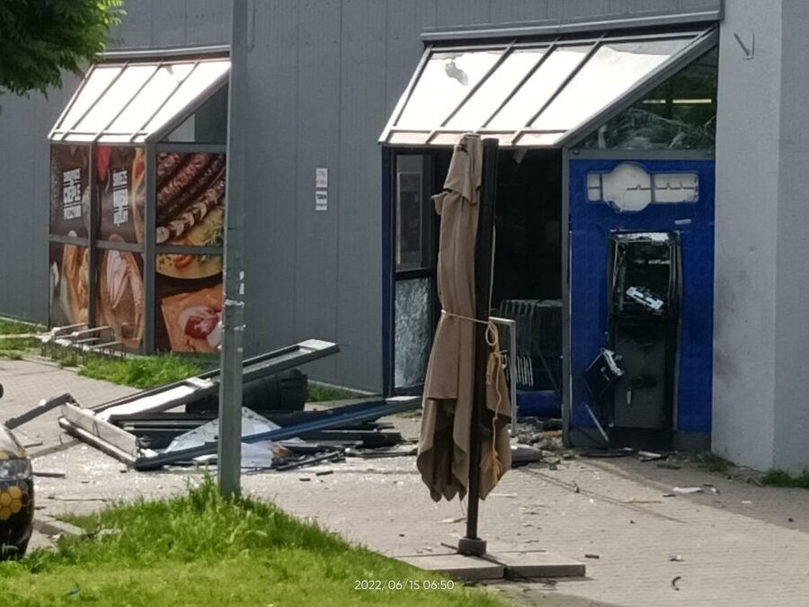 Wybuch w środku nocy. Nieznani sprawcy wysadzili bankomat. Na miejscu pracują policjanci 9 Nocny wybuch bankomatu w Stokrotce przy ul. Tatarakowej w Lublinie