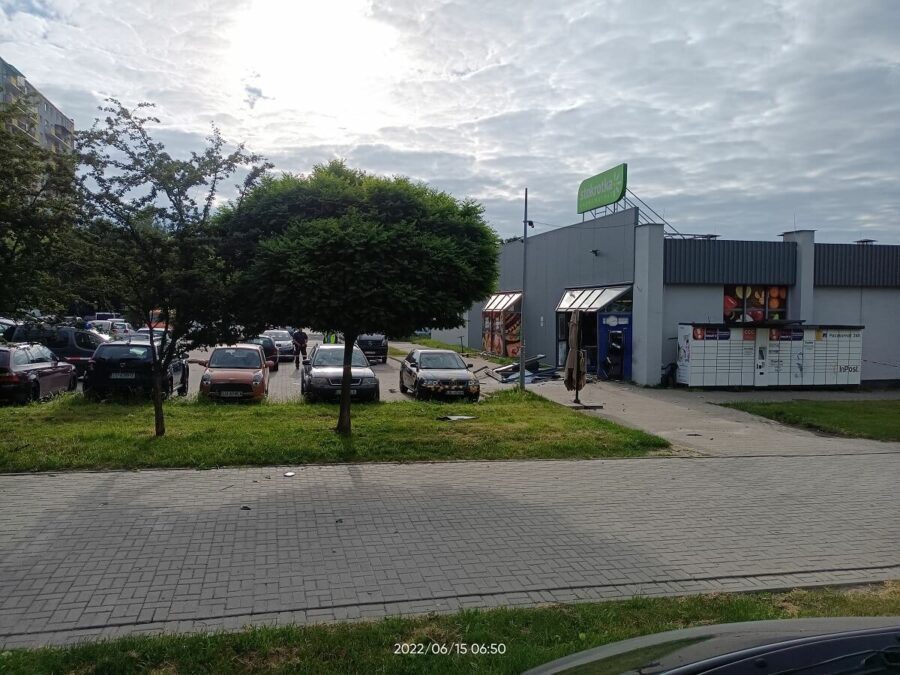 Wybuch w środku nocy. Nieznani sprawcy wysadzili bankomat. Na miejscu pracują policjanci 8 Nocny wybuch bankomatu w Stokrotce przy ul. Tatarakowej w Lublinie