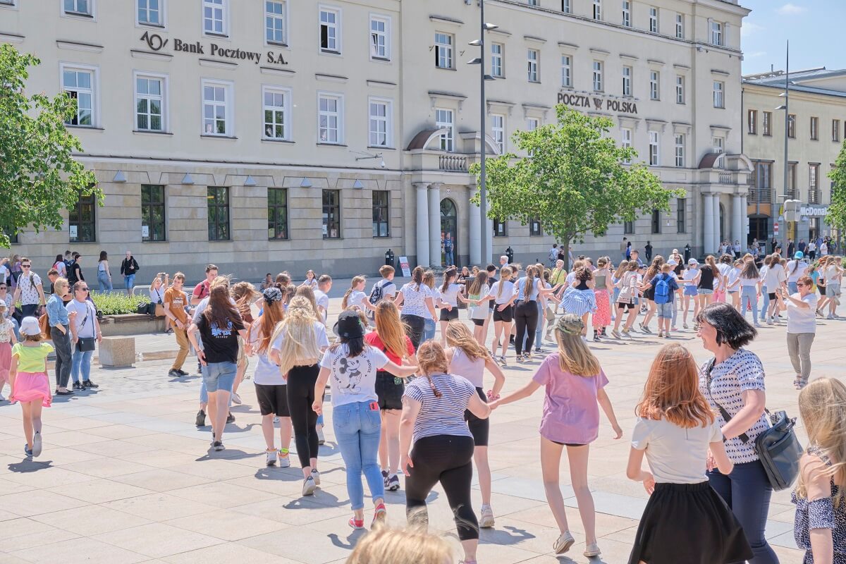 Nowe stypendia na projekty kulturalne w Lublinie 2 Młodzież zatańczyła Belgijkę na placu Litewskim