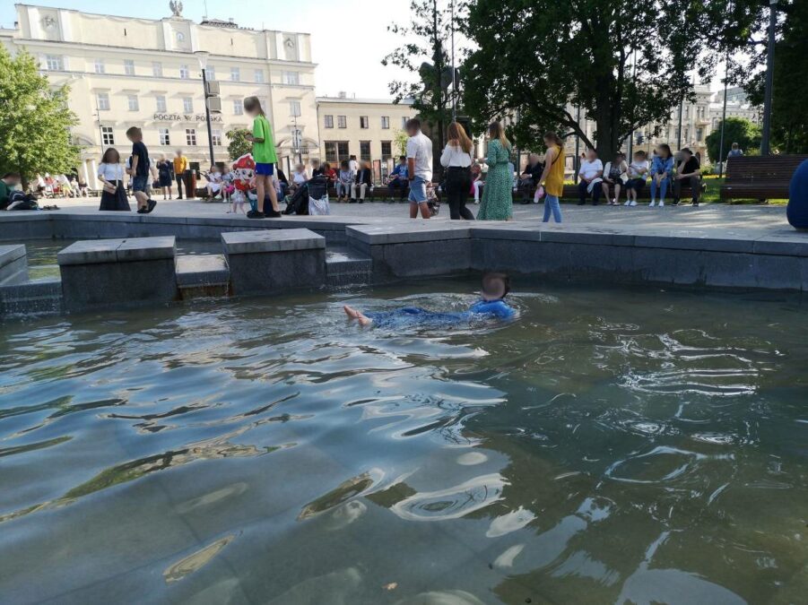 Zrobiło się ciepło, dzieci szukają ochłody w fontannach na pl. Litewskim. Kąpią się tam też gołębie i... bezdomni 2 Dziecko pływające w miejskiej fontannie na placu Litewskim