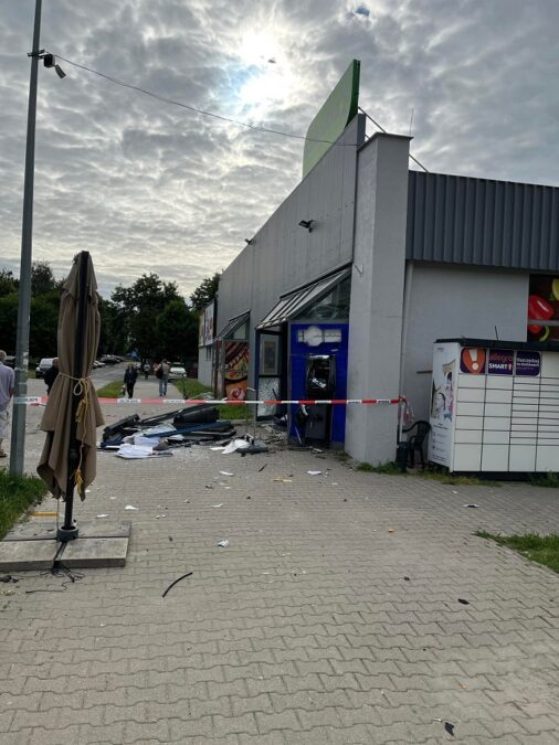 Wybuch w środku nocy. Nieznani sprawcy wysadzili bankomat. Na miejscu pracują policjanci 10 Wysadzony bankomat w Stokrotce przy ul. Tatarakowej w Lublinie