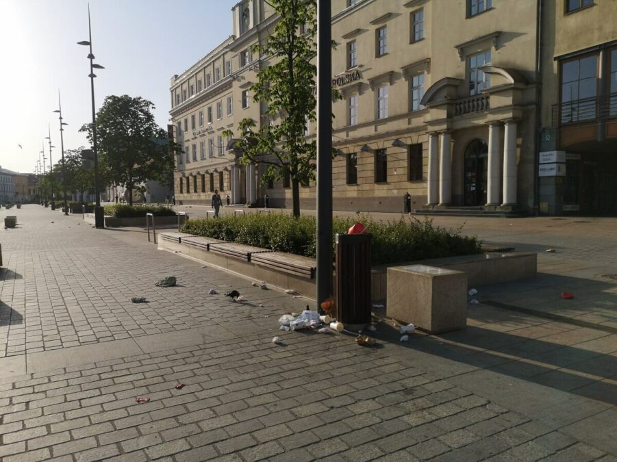 Przepełnione kosze i porozrzucane śmieci. Ptaki wybebeszają kosze w pobliżu popularnej restauracji 3 Kruk grzebiący w porozrzucanych śmieciach na placu Litewskim