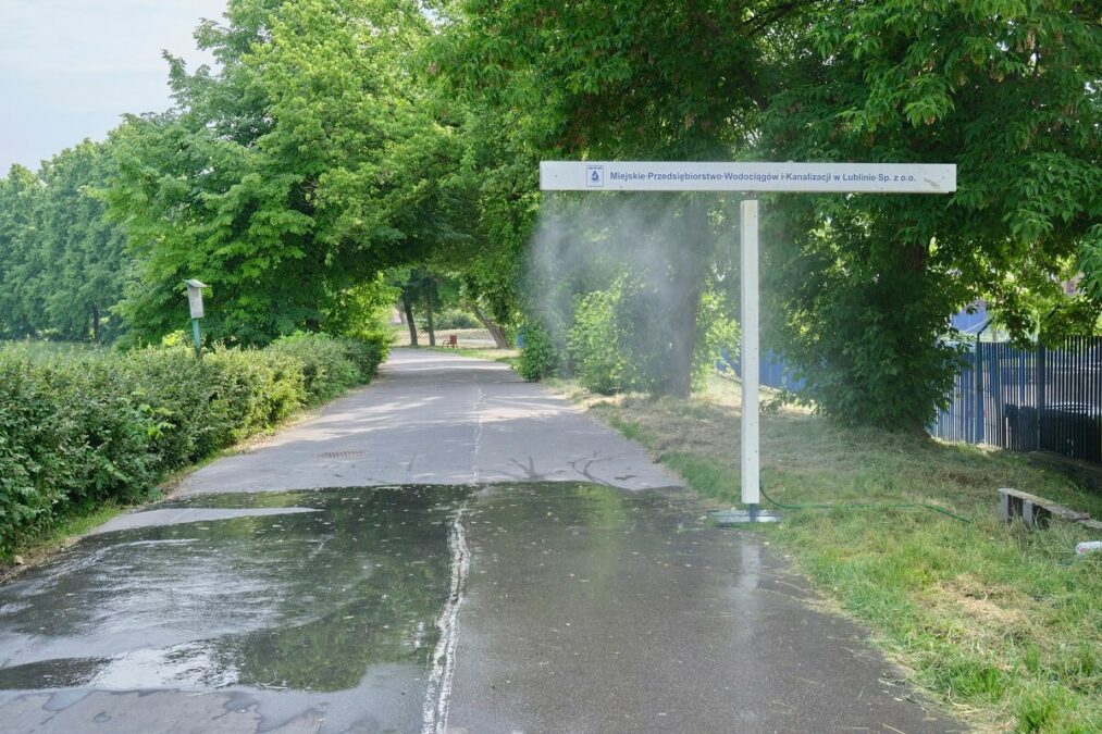 W taki upał tu się schłodzisz! Nowe kurtyny wodne dla mieszkańców (lokalizacje) 2 Kurtyna wodna na ścieżce rowerowej przy MPWiK