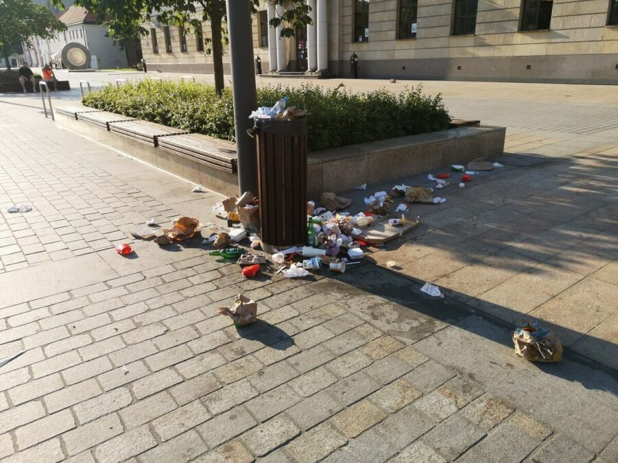 Przepełnione kosze i porozrzucane śmieci. Ptaki wybebeszają kosze w pobliżu popularnej restauracji 2 Przepełnione kosze i porozrzucane śmieci na placu Litewskim