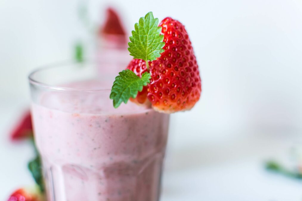 Shake, zdrowy koktail w kilka minut - przepisy na koktaile od dietetyka 3 Shake z truskawkami i nasionami chia