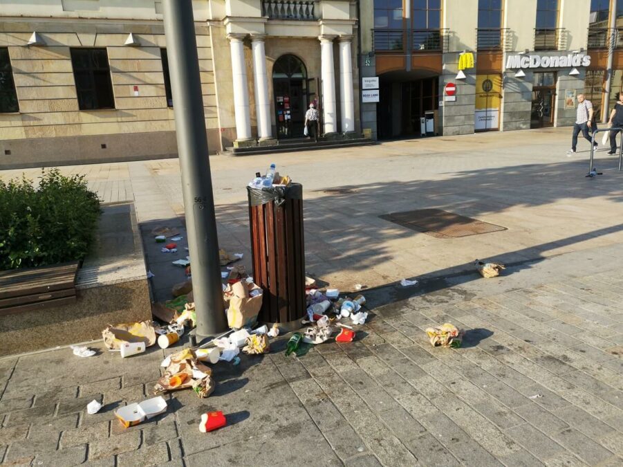 Przepełnione kosze i porozrzucane śmieci. Ptaki wybebeszają kosze w pobliżu popularnej restauracji 1 Śmieci przy koszu na placu Litewskim