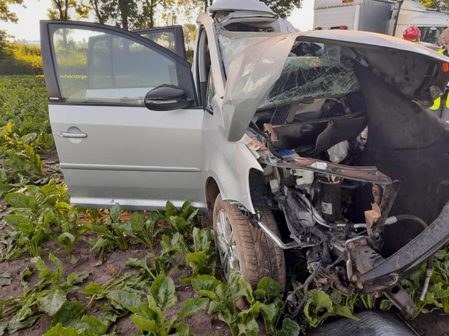 Nie zatrzymał się przed znakiem STOP i uderzył w osobówkę. Jedna osoba nie żyje 1 Volkswagen zderzył się ze scanią na skrzyżowaniu w m. Hubinek
