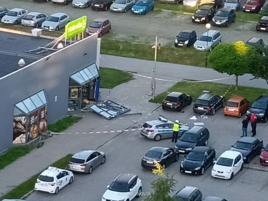 Wybuch w środku nocy. Nieznani sprawcy wysadzili bankomat. Na miejscu pracują policjanci 6 wysadzony bankomat stokrotka lublin