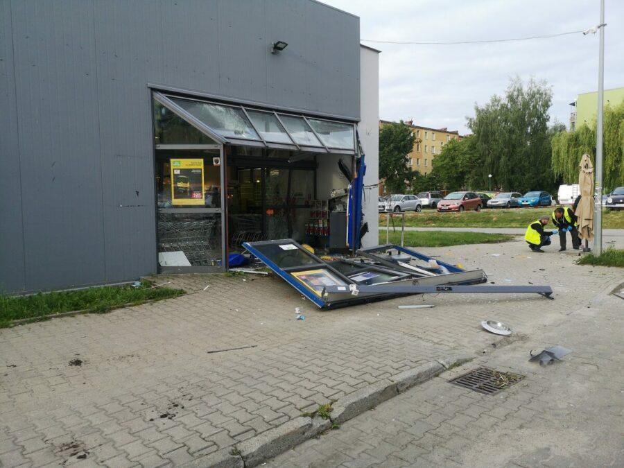 Wybuch w środku nocy. Nieznani sprawcy wysadzili bankomat. Na miejscu pracują policjanci 2 Nocny wybuch bankomatu w Stokrotce przy ul. Tatarakowej w Lublinie
