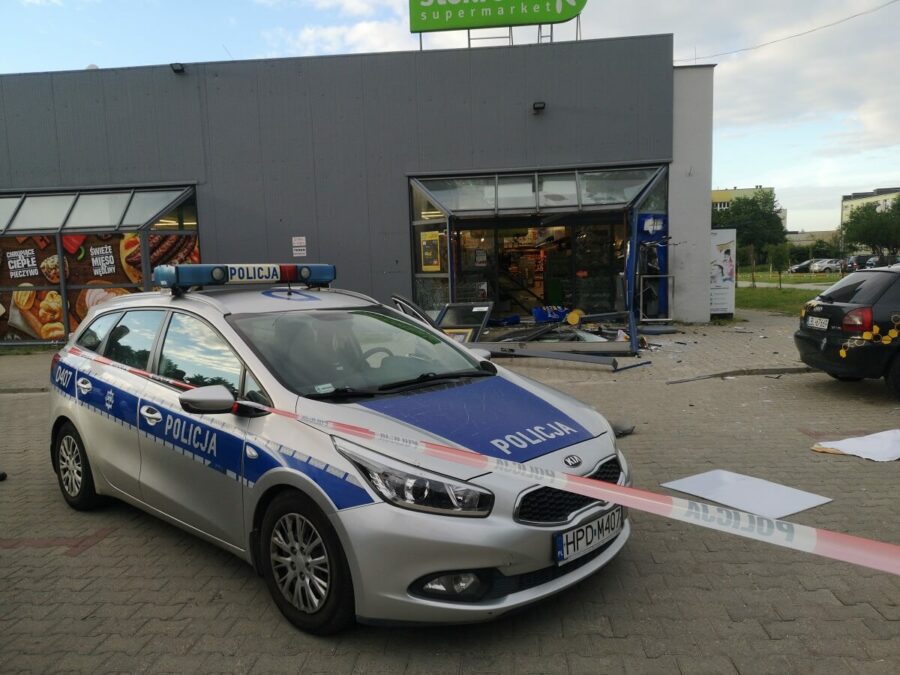 Wybuch w środku nocy. Nieznani sprawcy wysadzili bankomat. Na miejscu pracują policjanci 1 Nocny wybuch bankomatu w Stokrotce przy ul. Tatarakowej w Lublinie