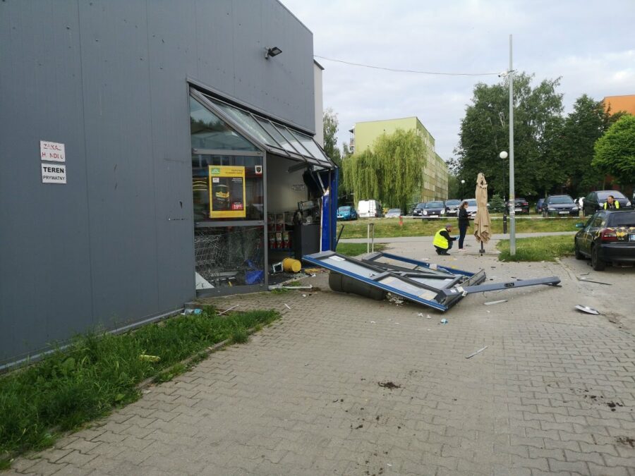 Wybuch w środku nocy. Nieznani sprawcy wysadzili bankomat. Na miejscu pracują policjanci 3 Nocny wybuch bankomatu w Stokrotce przy ul. Tatarakowej w Lublinie