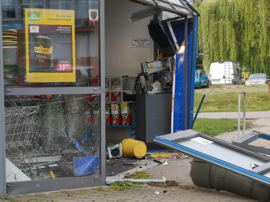 Wybuch w środku nocy. Nieznani sprawcy wysadzili bankomat. Na miejscu pracują policjanci 5 Nocny wybuch bankomatu w Stokrotce przy ul. Tatarakowej w Lublinie