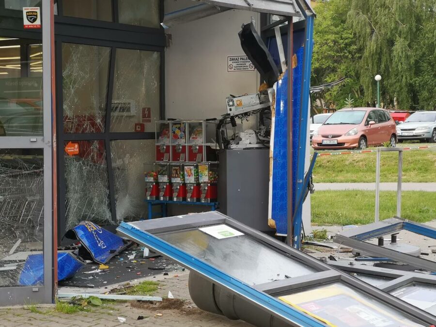 Wybuch w środku nocy. Nieznani sprawcy wysadzili bankomat. Na miejscu pracują policjanci 4 Nocny wybuch bankomatu w Stokrotce przy ul. Tatarakowej w Lublinie