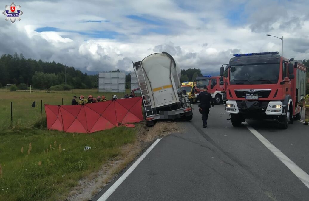 Poważny wypadek pod Okuninką. Nie zatrzymała się na „STOP-ie”, wjechała pod ciężarówkę. Dwie osoby nie żyją 1 Kierująca toyotą wjechała wprost pod jadącą ciężarówkę koło Okuninki