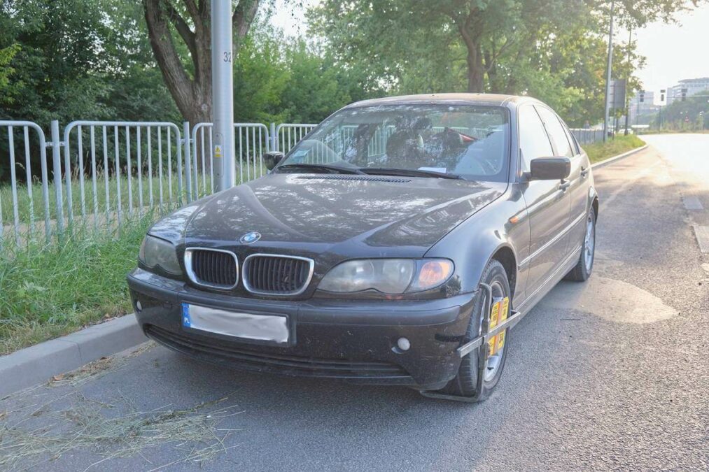 Od kilku tygodni BMW stoi zaparkowane na al. Solidarności. Straż miejska nie może odholować auta 1 Zaparkowane BMW na al. Solidarności