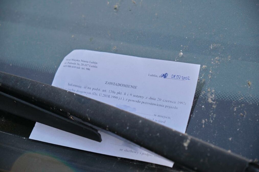 Od kilku tygodni BMW stoi zaparkowane na al. Solidarności. Straż miejska nie może odholować auta 3 Strażnicy założyli blokadę na BMW zaparkowane na al. Solidarności