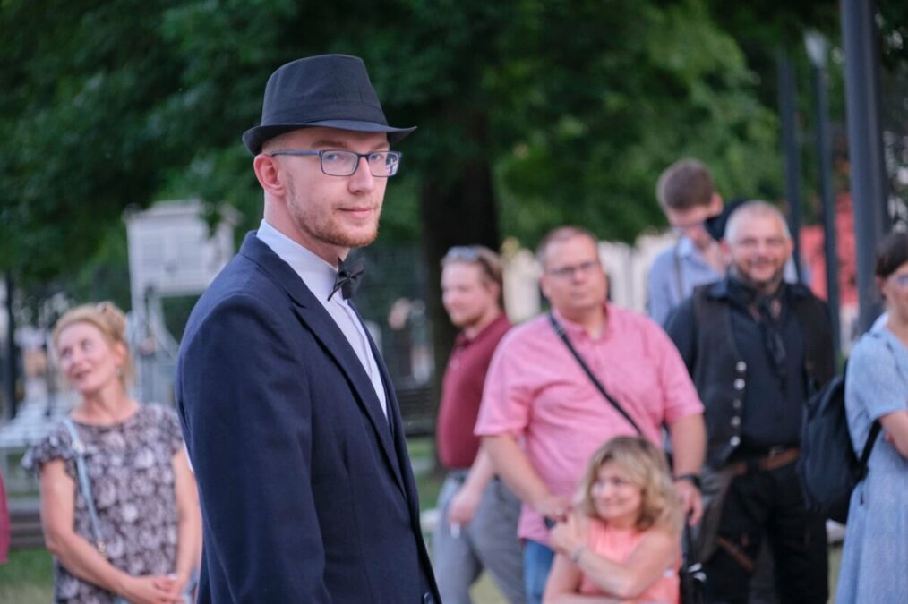 Pokaz mody lat 20. i 30. w wykonaniu Zespołu Tańca Dawnego Belriguardo