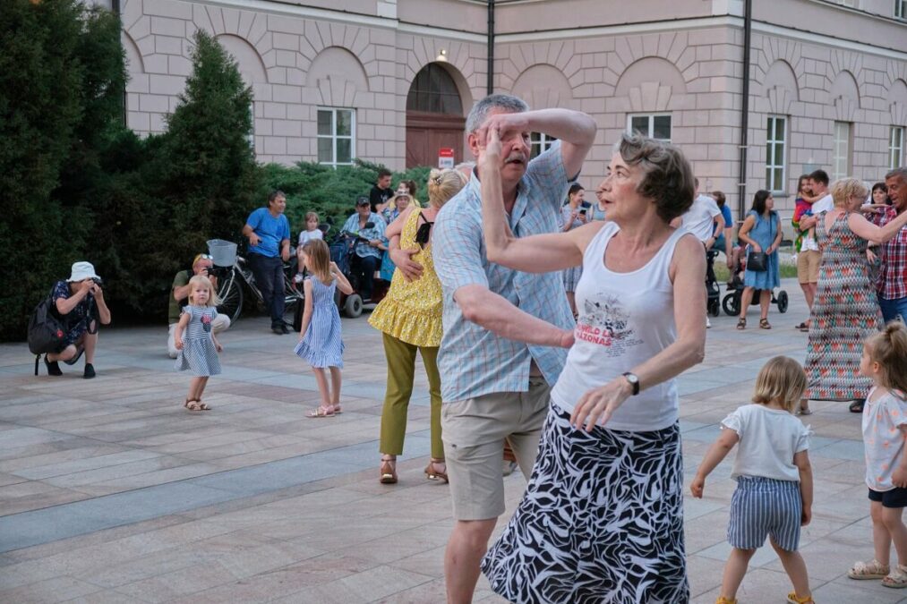 Potańcówka na placu Litewskim z Maciejową Kapelą