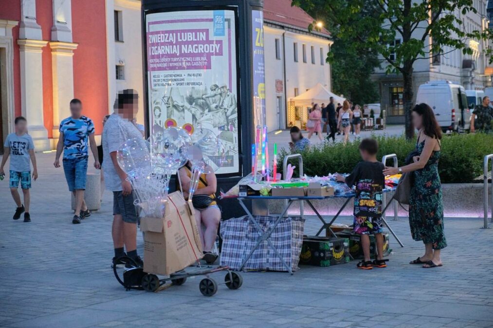 Balon led, miecz świetlny, a może kolorowe uszy? Gdy zmrok zapada centrum miasta opanowują handlarze 1 Nielegalnie handlują zabawkami i innymi gadżetami na placu Litewskim