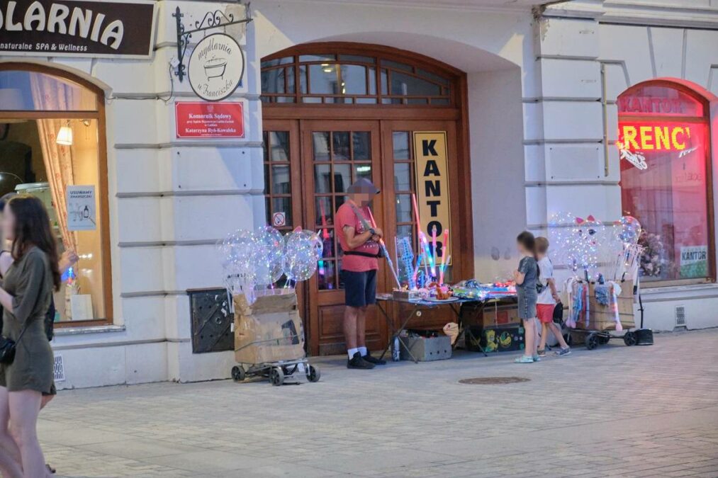 Balon led, miecz świetlny, a może kolorowe uszy? Gdy zmrok zapada centrum miasta opanowują handlarze 2 Nielegalnie handlują zabawkami i innymi gadżetami na placu Litewskim
