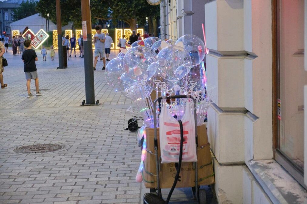 Balon led, miecz świetlny, a może kolorowe uszy? Gdy zmrok zapada centrum miasta opanowują handlarze 3 DSCF2114