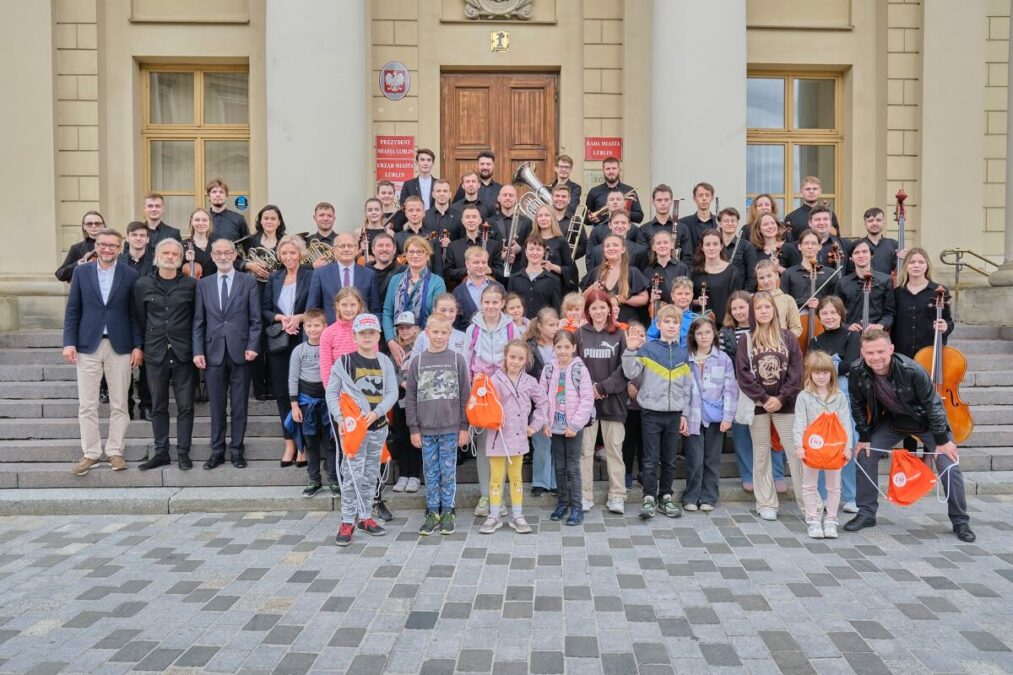Orkiestra Symfoniczna z Ukrainy wystąpiła przed ratuszem. Zaprosiła na niedzielny koncert w Ogrodzie Saskim 1 Słobożańska Młodzieżowa Akademicka Orkiestra Symfoniczna z Ukrainy z dziećmi z Charkowa