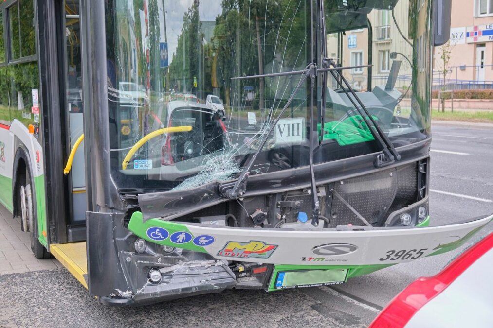 Kierujący volvo zaskoczył kierowcę trolejbusu, ten nie zdążył wyhamować i doszło do zderzenia 2 Kierowca trolejbusu uderzył w volvo