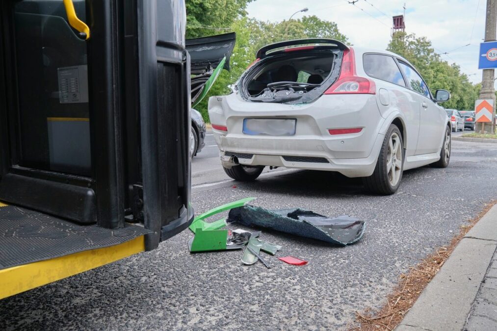Kierujący volvo zaskoczył kierowcę trolejbusu, ten nie zdążył wyhamować i doszło do zderzenia 3 Kierowca trolejbusu uderzył w volvo