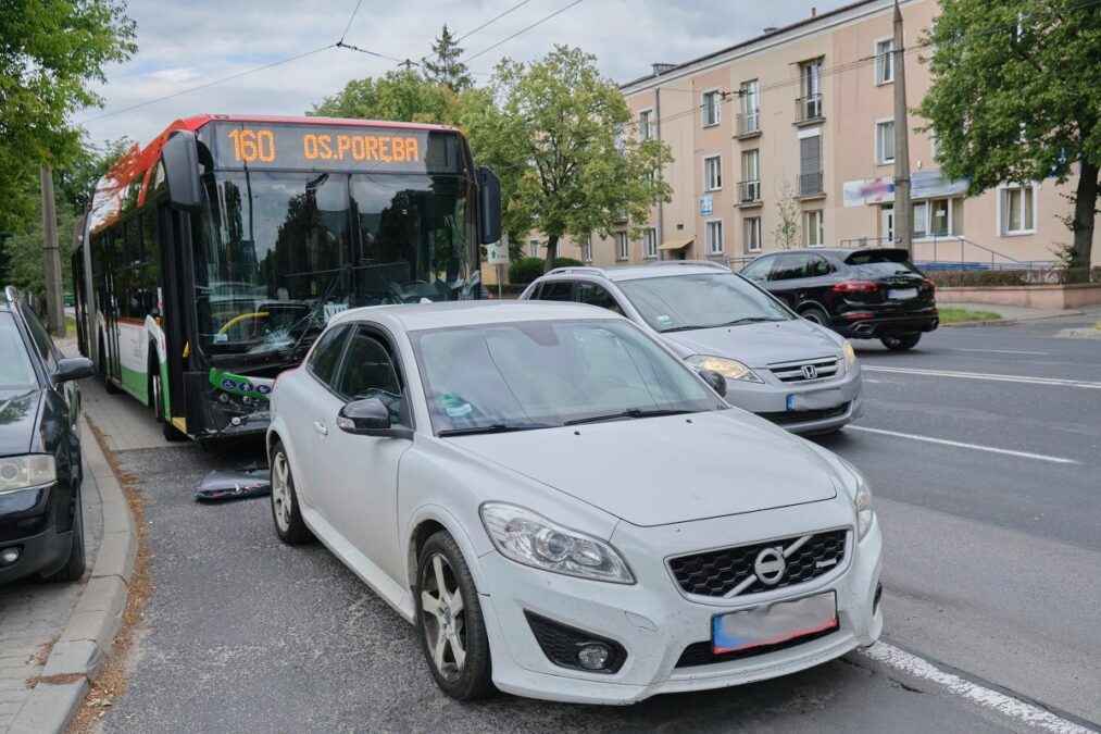 Kierujący volvo zaskoczył kierowcę trolejbusu, ten nie zdążył wyhamować i doszło do zderzenia 1 Kierowca trolejbusu uderzył w volvo