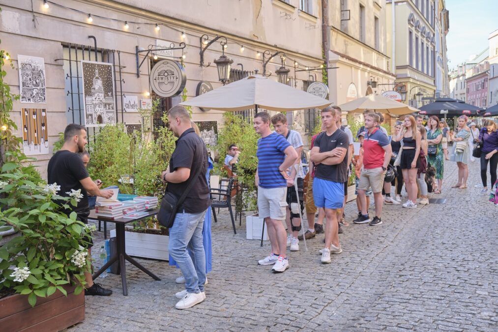 Youtuber-podróżnik odwiedził Lublin. Chętni mieli szansę kupić książkę z podpisem oraz zrobić sobie zdjęcie 1 Dawid "Faza" Fazowski z wizytą w Lublini