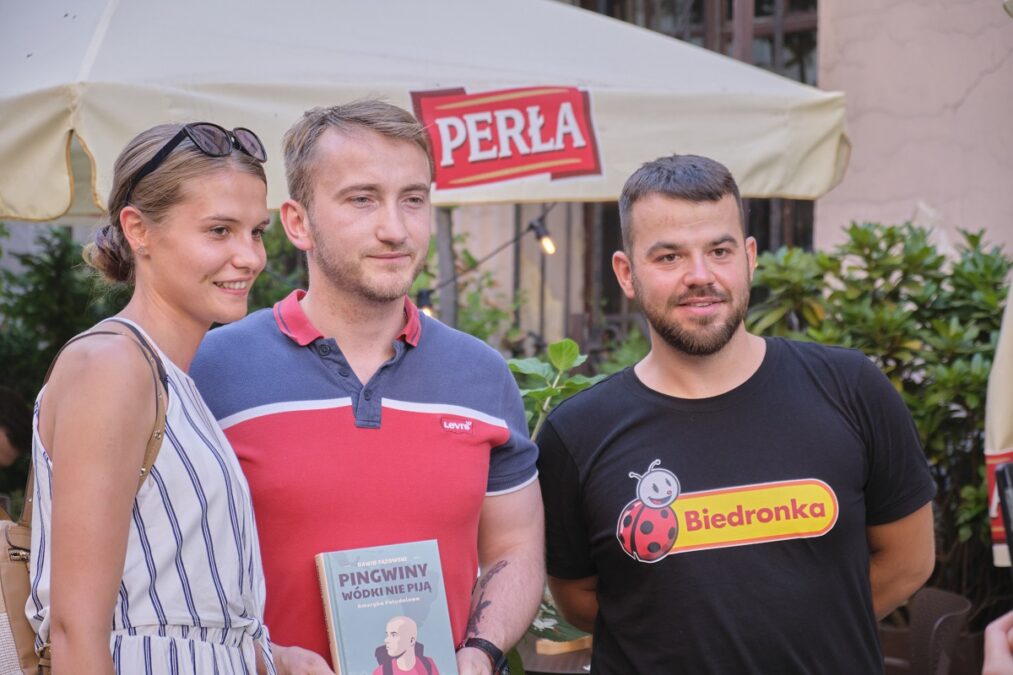 Youtuber-podróżnik odwiedził Lublin. Chętni mieli szansę kupić książkę z podpisem oraz zrobić sobie zdjęcie 3 Dawid "Faza" Fazowski z wizytą w Lublini