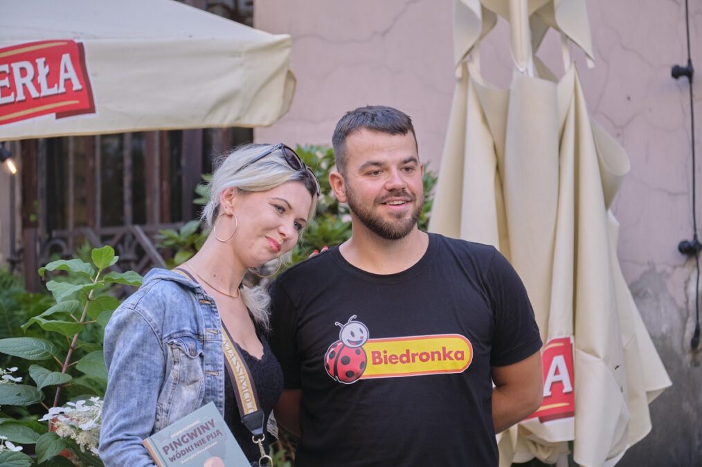 Youtuber-podróżnik odwiedził Lublin. Chętni mieli szansę kupić książkę z podpisem oraz zrobić sobie zdjęcie 4 Dawid "Faza" Fazowski z wizytą w Lublini