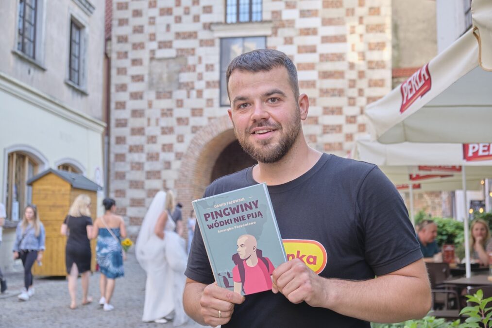 Youtuber-podróżnik odwiedził Lublin. Chętni mieli szansę kupić książkę z podpisem oraz zrobić sobie zdjęcie 5 Dawid "Faza" Fazowski z wizytą w Lublini