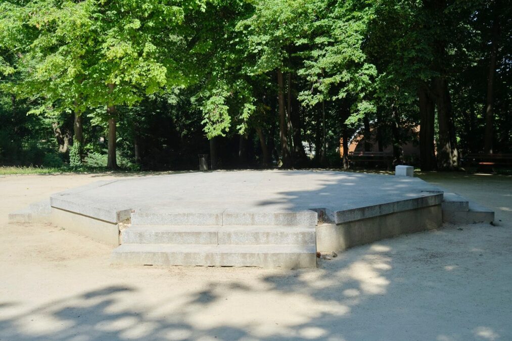 Na powrót do Ogrodu Saskiego altana czeka od ponad pięciu lat. I jeszcze poczeka 1 Stary fundament po zniszczonej w 2017 r. altanie w Ogrodzie Saskim